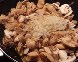 Foto del paso 4 de la receta Pollo con champiñones a la crema