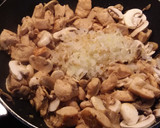 Foto del paso 4 de la receta: Pollo con champiñones a la crema