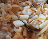 Foto del paso 2 de la receta: Sepia encebollada con gambitas