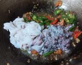 Foto langkah ke 2 dari resep Tumis cumi kemangi.
