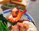 Hình bước làm 2 của món Bữa trưa một mình với bánh mì trứng ốp, tôm, xúc xích và rau cần áp chảo