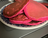 Foto del paso 5 de la receta: Tortitas americanas rosas para cumple 3 de Carmen 🧚🏻‍♀️🦄🎂