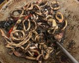Foto langkah ke 3 dari resep Oseng Cumi Hitam.