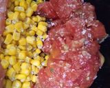 Foto del paso 4 de la receta Ensalada de Tomate Rosa, Maíz y Salmón con Salsa de Miel y Mostaza y Crema de Vinagre de Módena