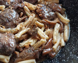 Foto del paso 6 de la receta: Carrilleras al vino tinto con níscalos salteados y casarecce
