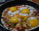 Foto del paso 3 de la receta: Huevos Turcos con Sofrito de Morrón y Albahaca