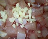 Hình bước làm 1 của món Gà Nấu Pate Xúc Xích