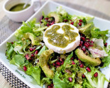 Foto del paso 5 de la receta: Ensalada de brotes, aguacate, granada y queso de cabra con pesto de hierbabuena y cacahuete