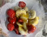 Foto langkah ke 2 dari resep Banana Strawberry Smoothies.