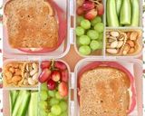صورة لخطوة 1 من وصفة افكار لانش بوكس صحيه للمدرسه او الجامعه🥝🥒🍒🥪