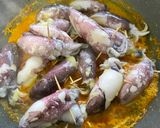 Gambar langkah 6 resipi Sotong Sumbat Masak Lemak Kuning.