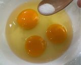 A picture of step 1 of Scrambled Eggs with Shrimp (虾仁滑蛋).