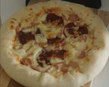 Foto langkah ke 8 dari resep Pizza homemade dengan stuff crust keju.