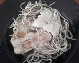 Foto del paso 3 de la receta: Merluza con gulas al ajillo