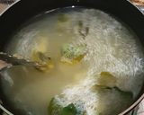 Foto langkah ke 2 dari resep Sop Ikan Gurame Goreng.