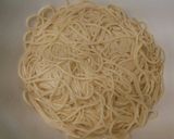 Foto del paso 7 de la receta Espaguetis con virgen extra ajos y cebolletas