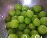 A picture of step 1 of Shine Muscat Tanghulu/Chinese Candied Fruits.