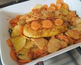 Foto del passaggio 3 della ricetta Petto di pollo arrosto su letto di patate e carote