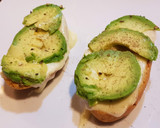 Foto del paso 3 de la receta: Montaditos de queso fundido y aguacate