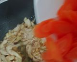 Foto langkah ke 3 dari resep Tumis Brokoli Jamur Wortel.
