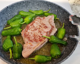 Foto del paso 2 de la receta: Entrecot de ternera con pimientos del padrón