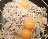 Foto del paso 6 de la receta: Revuelto de gulas y gambas