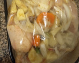 Foto del paso 2 de la receta: Pollo con verduras al horno en bolsa, exquisito