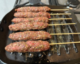 Foto del paso 5 de la receta: Pinchos de carne molida, papas al horno y ensalada fresca