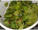 A picture of step 2 of Kabab wali Chutney (coriander and mints ki chutney).