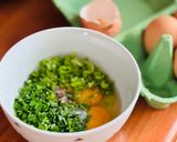 Hình bước làm 2 của món 💚 Trứng Gà Chiên Lá Hẹ & Cà Tím