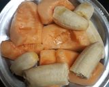 A picture of step 1 of Muskmelon banana smoothie.