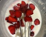 स्ट्रॉबेरी पैनकेक(Strawberry pancake recipe in hindi) रेसिपी चरण 2 फोटो