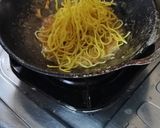 Foto langkah ke 3 dari resep Tumis Mie Kuning Basah.