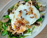 Foto del paso 6 de la receta Ensalada templada de champiñón y trigueros con huevo frito con ajos