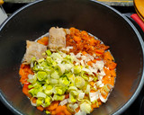 Foto del paso 2 de la receta: Lentejas con vegetales (costilla y chorizo)
