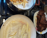 Foto del paso 4 de la receta: Milanesa napolitana con fritas y ensalada