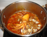 Foto del paso 12 de la receta: Pulpo con salsa de tomate y almejas