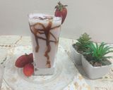 A picture of step 2 of Strawberry shake with chocolate sauce.