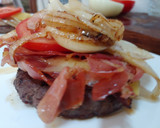 Foto del paso 5 de la receta: Hamburguesa de Angus con bacon, queso, tomate, cebolla y pan cristal