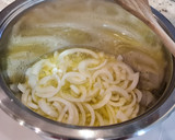 Foto del paso 2 de la receta: Dados de pollo al cava en salsa de cebolla y cúrcuma