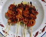Foto langkah ke 5 dari resep Sate cumi bumbu minimalis.