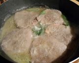 Foto del passaggio 4 della ricetta Scaloppine al vino bianco e salvia
