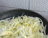 A picture of step 2 of Chicken Breast with Onions and White Wine 👩🍳❤️.