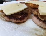 Foto del paso 3 de la receta: Pintxo de mini burger de cerdo y pollo con queso Mahon