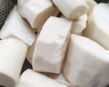 Gambar langkah 2 resipi Ubi Kayu Rebus Bersama Kelapa Parut Putih Kukus.