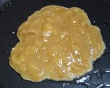 Foto langkah ke 3 dari resep Banana Egg Pancake.
