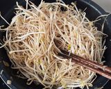 Hình bước làm 3 của món Lòng gà trứng non xào giá