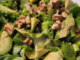 Ensalada con aguacate y champiñones macerados
