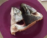 Foto langkah ke 1 dari resep Gulai kuning kepala salmon.