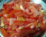 A picture of step 1 of Tomato and Onion Chutney.